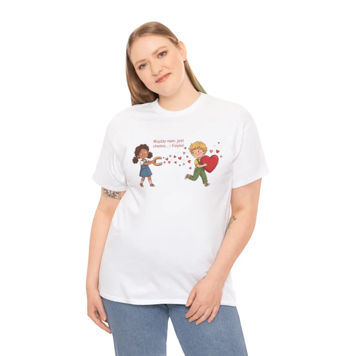 T-shirt z nadrukiem na Walentynki Między nami Jest Chemia i Fizyka