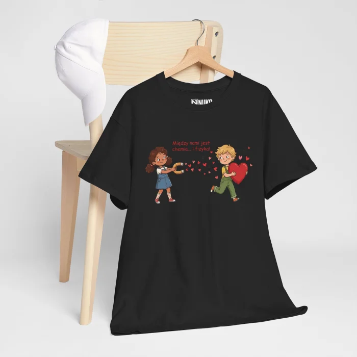 T-shirt z nadrukiem na Walentynki Między nami Jest Chemia i Fizyka